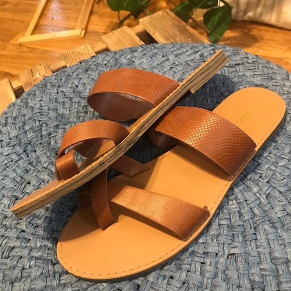 Shoe dazzle Brown Flat sandals size 8w - Picture 3 of 5